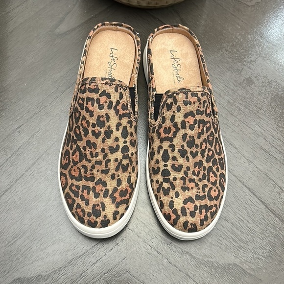 LifeStride NOTABLE Animal Printed Clogs - Picture 7 of 8